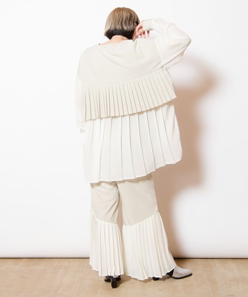 OSMOSIS（オズモーシス）の「バックプリーツヘムパンツ（その他パンツ・レディース・ネイビー/ブラック/ライトベージュ・ONE SIZE）」の7枚目の写真