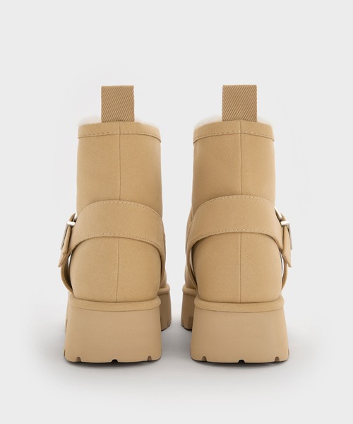 CHARLES & KEITH（チャールズ & キース）の「Bergen ベルゲン テクスチャーファートリムリジッドソールプラットフォームアンクルブーツ（ブーツ・レディース・サンドベージュ/ブラウン・26.5cm/25.5cm/25cm/24.5cm/23.5cm/23cm/22.5cm）」の4枚目の写真