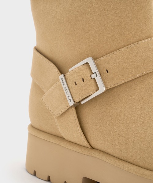 CHARLES & KEITH（チャールズ & キース）の「Bergen ベルゲン テクスチャーファートリムリジッドソールプラットフォームアンクルブーツ（ブーツ・レディース・サンドベージュ/ブラウン・26.5cm/25.5cm/25cm/24.5cm/23.5cm/23cm/22.5cm）」の5枚目の写真
