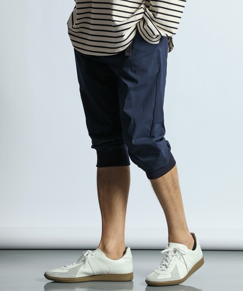 LANVIN en Bleu（ランバンオンブルー）の「ストレッチナイロン クロップド丈 ジョガーパンツ（その他パンツ・メンズ・ブラック/ネイビー・52/50/48/46）」の2枚目の写真