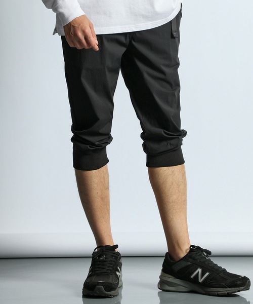 LANVIN en Bleu（ランバンオンブルー）の「ストレッチナイロン クロップド丈 ジョガーパンツ（その他パンツ・メンズ・ブラック/ネイビー・52/50/48/46）」の3枚目の写真