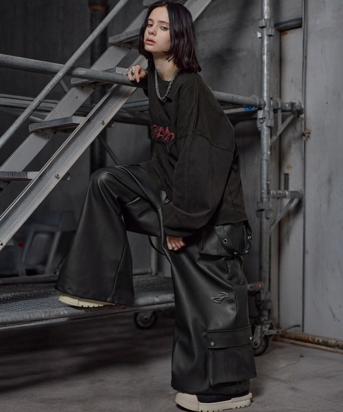 ERAR(エラー)の「【ERAR】PU合皮サスペンダースーパーワイドハイギミックメタルパーツカーゴパンツ(カーゴパンツ・メンズ・ブラック系/ブラック・XL/L/M/S)」の4枚目の写真