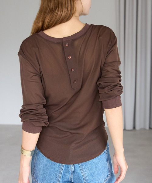 r.（アールドット）の「前後2way　ヘンリーネックシアートップス（Tシャツ/カットソー・レディース・ブラウン/オフホワイト/チャコールグレー/ブラック・FREE）」の4枚目の写真