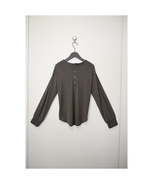 r.（アールドット）の「前後2way　ヘンリーネックシアートップス（Tシャツ/カットソー・レディース・ブラウン/オフホワイト/チャコールグレー/ブラック・FREE）」の7枚目の写真