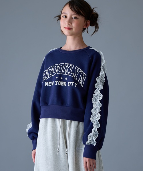 Her Praha レース付きネイビースウェット 袖レース使いカレッジプリントプルオーバー/トレーナー（スウェット