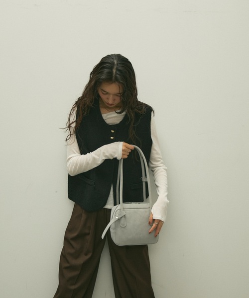 Lutim by u(ルチバイユー)の「Eco leather square boston bag / エコレザースクエアボストンバック(ボストンバッグ・レディース・ブラック/グレー/ブラウン・FREE)」の6枚目の写真