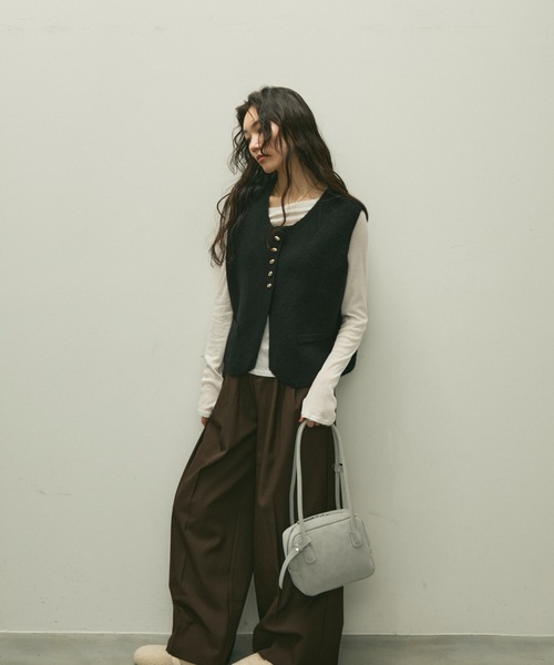 Lutim by u(ルチバイユー)の「Eco leather square boston bag / エコレザースクエアボストンバック(ボストンバッグ・レディース・ブラック/グレー/ブラウン・FREE)」の4枚目の写真