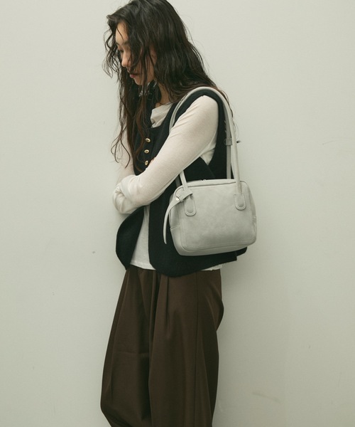 Lutim by u(ルチバイユー)の「Eco leather square boston bag / エコレザースクエアボストンバック(ボストンバッグ・レディース・ブラック/グレー/ブラウン・FREE)」の11枚目の写真