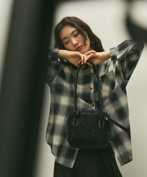 Lutim by u(ルチバイユー)の「Eco leather square boston bag / エコレザースクエアボストンバック(ボストンバッグ・レディース・ブラック/グレー/ブラウン・FREE)」の8枚目の写真