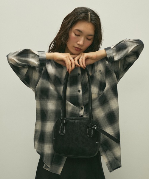 Lutim by u(ルチバイユー)の「Eco leather square boston bag / エコレザースクエアボストンバック(ボストンバッグ・レディース・ブラック/グレー/ブラウン・FREE)」の10枚目の写真