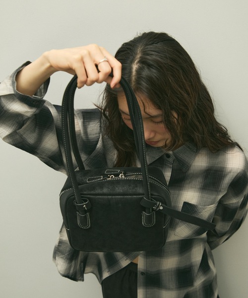 Lutim by u(ルチバイユー)の「Eco leather square boston bag / エコレザースクエアボストンバック(ボストンバッグ・レディース・ブラック/グレー/ブラウン・FREE)」の7枚目の写真