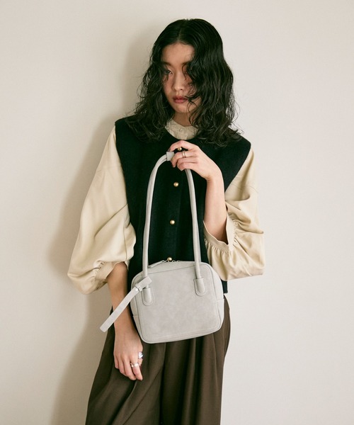 Lutim by u(ルチバイユー)の「Eco leather square boston bag / エコレザースクエアボストンバック(ボストンバッグ・レディース・ブラック/グレー/ブラウン・FREE)」の16枚目の写真