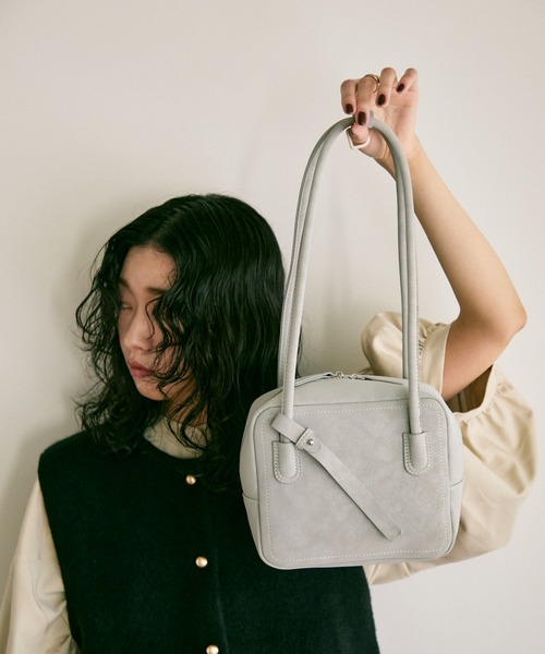 Lutim by u(ルチバイユー)の「Eco leather square boston bag / エコレザースクエアボストンバック(ボストンバッグ・レディース・ブラック/グレー/ブラウン・FREE)」の15枚目の写真