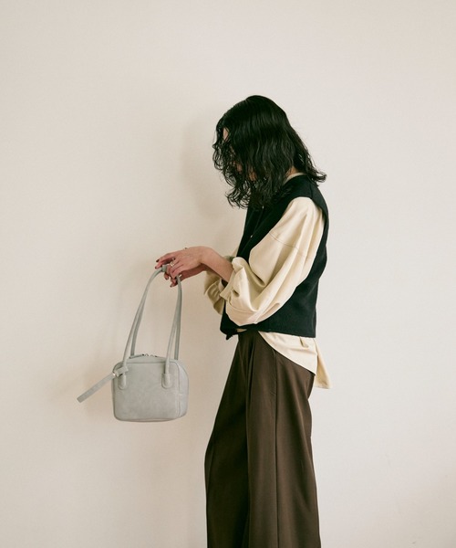 Lutim by u(ルチバイユー)の「Eco leather square boston bag / エコレザースクエアボストンバック(ボストンバッグ・レディース・ブラック/グレー/ブラウン・FREE)」の21枚目の写真
