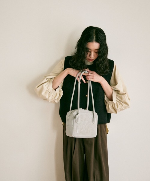 Lutim by u(ルチバイユー)の「Eco leather square boston bag / エコレザースクエアボストンバック(ボストンバッグ・レディース・ブラック/グレー/ブラウン・FREE)」の17枚目の写真
