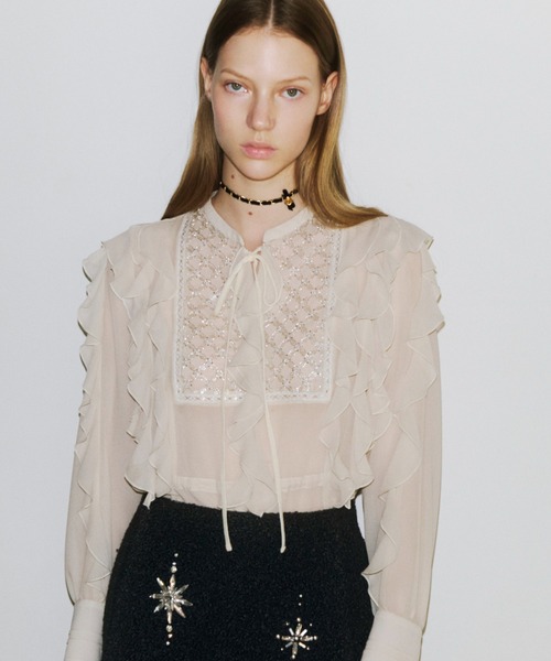 LILY BROWN（リリーブラウン）の「[L.B CANDY STOCK]ビジューフリルブラウス（シャツ/ブラウス・レディース・ブラック/ベージュ・F）」の2枚目の写真