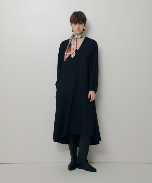 allureville(アルアバイル)の「ビエラAラインVネックワンピース(ワンピース・レディース・ネイビー/キャメル・2)」の1枚目の写真