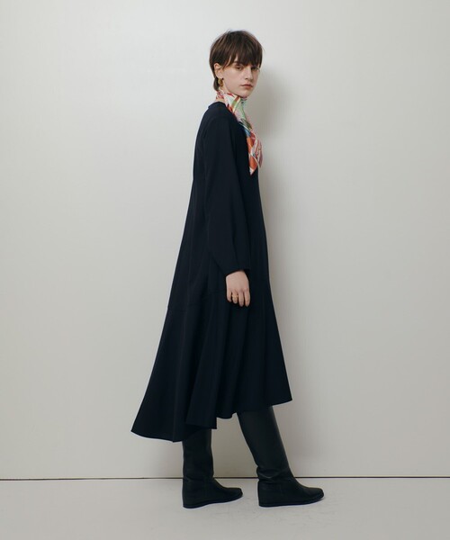 allureville(アルアバイル)の「ビエラAラインVネックワンピース(ワンピース・レディース・ネイビー/キャメル・2)」の12枚目の写真