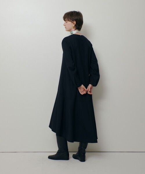 allureville(アルアバイル)の「ビエラAラインVネックワンピース(ワンピース・レディース・ネイビー/キャメル・2)」の13枚目の写真