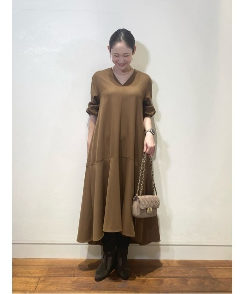 allureville(アルアバイル)の「ビエラAラインVネックワンピース(ワンピース・レディース・ネイビー/キャメル・2)」の3枚目の写真