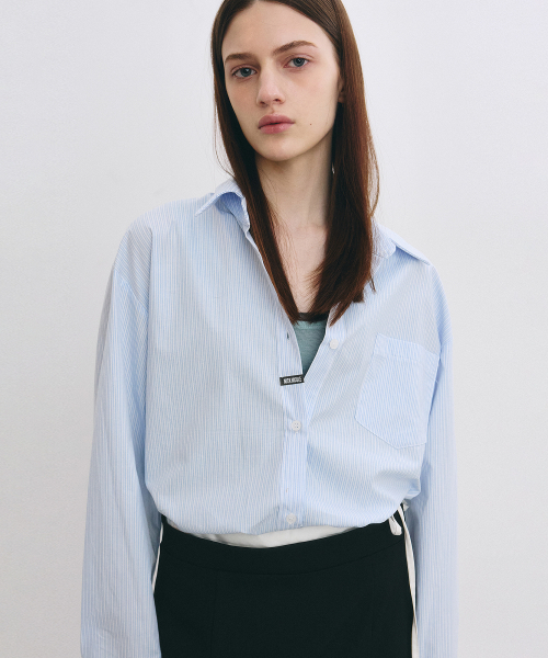 NICK&NICOLE(ニックアンドニコール)の「MINIMAL CLASSIC LABEL STRIPE SHIRT_SKY BLUE(シャツ/ブラウス・レディース・その他・FREE)」の2枚目の写真