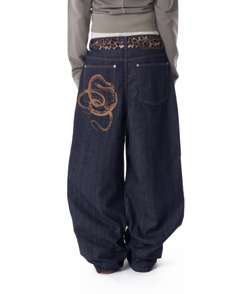 AAKAM(アーカム)の「Snake Printed Denim Pants (Dark Blue)(デニムパンツ・レディース・その他・1/2)」の4枚目の写真
