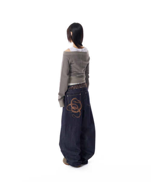 AAKAM(アーカム)の「Snake Printed Denim Pants (Dark Blue)(デニムパンツ・レディース・その他・1/2)」の6枚目の写真