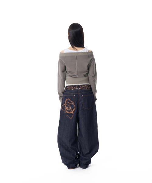 AAKAM(アーカム)の「Snake Printed Denim Pants (Dark Blue)(デニムパンツ・レディース・その他・1/2)」の7枚目の写真