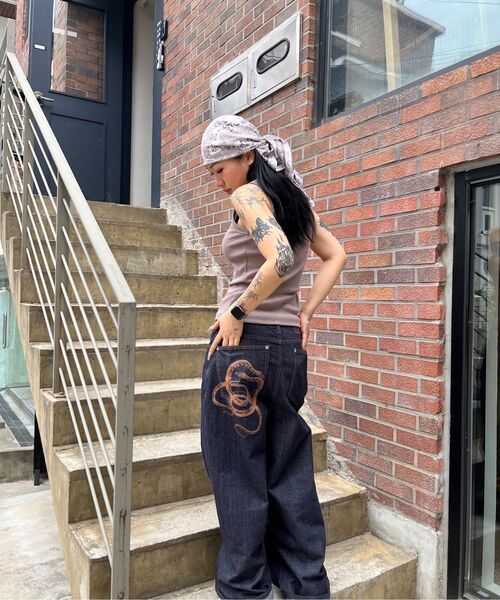AAKAM(アーカム)の「Snake Printed Denim Pants (Dark Blue)(デニムパンツ・レディース・その他・1/2)」の18枚目の写真
