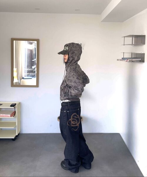 AAKAM(アーカム)の「Snake Printed Denim Pants (Dark Blue)(デニムパンツ・レディース・その他・1/2)」の20枚目の写真