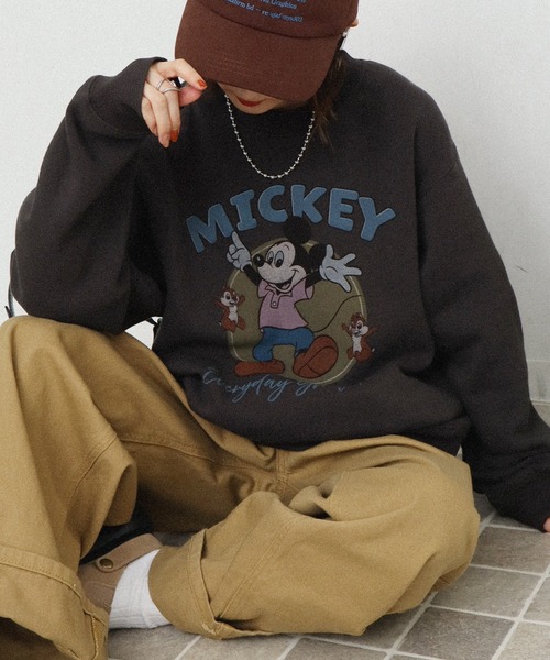 Disney(ディズニー)の「【Disney/ディズニー】裏起毛 ミッキーマウス ヴィンテージ アソートプリント トレーナー スウェット(スウェット・レディース・グレー系その他2/グレー系その他3/グレー系その他4/グレー系その他5/ブラック系その他4/ブラック系その他6/ブラック系その他2/グレー系その他/ブラック系その他/ブラック系その他3/ブラック系その他5/グレー系その他6・M/L/LL)」の4枚目の写真