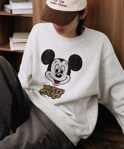 Disney(ディズニー)の「【Disney/ディズニー】裏起毛 ミッキーマウス ヴィンテージ アソートプリント トレーナー スウェット(スウェット・レディース・グレー系その他2/グレー系その他3/グレー系その他4/グレー系その他5/ブラック系その他4/ブラック系その他6/ブラック系その他2/グレー系その他/ブラック系その他/ブラック系その他3/ブラック系その他5/グレー系その他6・M/L/LL)」の10枚目の写真