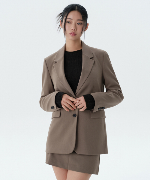 MUSINSA STANDARD WOMAN(ムシンサスタンダードウーマン)の「レディースベーシックブレザー【ダスティベージュ】(テーラードジャケット・レディース・その他・SMALL/MEDIUM/LARGE/X-LARGE/X-SMALL)」の1枚目の写真