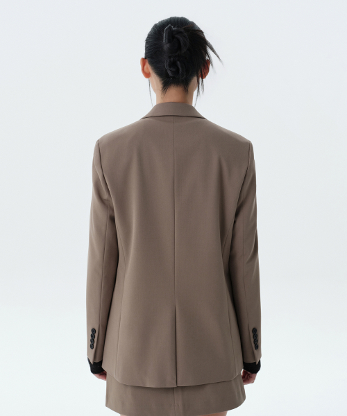 MUSINSA STANDARD WOMAN(ムシンサスタンダードウーマン)の「レディースベーシックブレザー【ダスティベージュ】(テーラードジャケット・レディース・その他・SMALL/MEDIUM/LARGE/X-LARGE/X-SMALL)」の2枚目の写真
