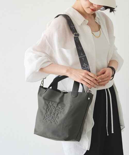 russet(ラシット)の「【撥水】2WAYタウントートバッグ <ナイロン>(トートバッグ・レディース・ブラック/グレイッシュベージュ/グレー/ダークブラウン/ブルー/マスタード・FREE)」の10枚目の写真