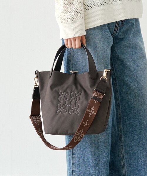 russet(ラシット)の「【撥水】2WAYタウントートバッグ <ナイロン>(トートバッグ・レディース・ブラック/グレイッシュベージュ/グレー/ダークブラウン/ブルー/マスタード・FREE)」の11枚目の写真