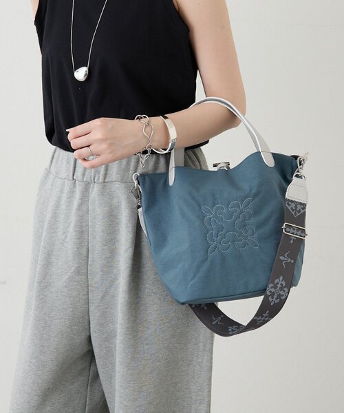 russet(ラシット)の「【撥水】2WAYタウントートバッグ <ナイロン>(トートバッグ・レディース・ブラック/グレイッシュベージュ/グレー/ダークブラウン/ブルー/マスタード・FREE)」の7枚目の写真