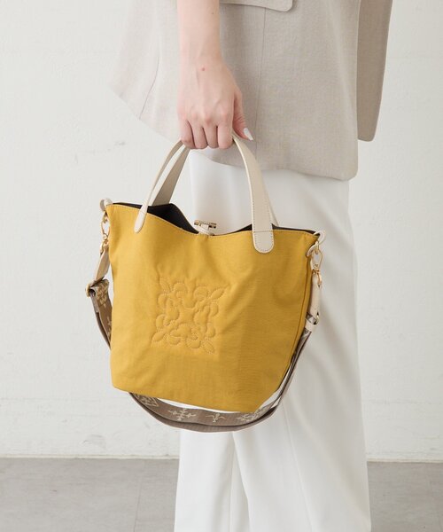 russet(ラシット)の「【撥水】2WAYタウントートバッグ <ナイロン>(トートバッグ・レディース・ブラック/グレイッシュベージュ/グレー/ダークブラウン/ブルー/マスタード・FREE)」の8枚目の写真
