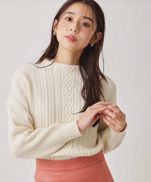 COUP DE CHANCE（クードシャンス）の「【手洗い可／日本製】ケーブルデザインのニットトップス（ニット/セーター・レディース・ブラウン系/サックスブルー/オフホワイト/パープル/ライトグレー・34/38）」の2枚目の写真