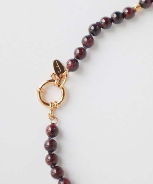 TUWAKRIM（トゥワクリム）の「【TUWAKRIM】マーブルガーネットネックレス（ネックレス・レディース・ゴールド・MEDIUM）」の4枚目の写真