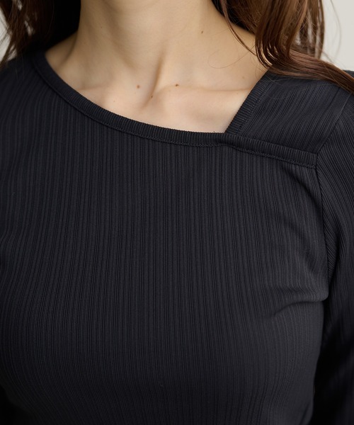 DAYRA（デイラ）の「アシンメトリー ネック ランダム プリーツ トップス（Tシャツ/カットソー・レディース・チャコールグレー・S/FREE）」の4枚目の写真