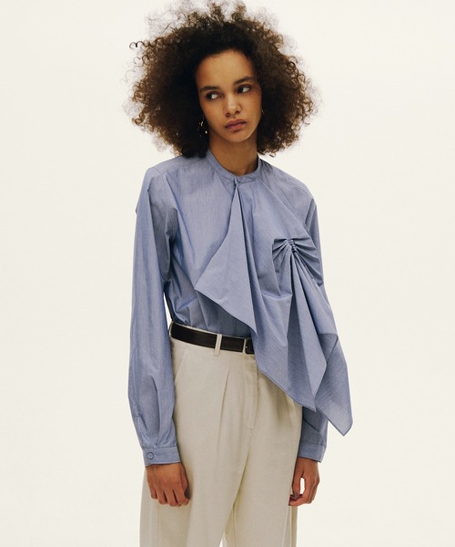 RUMCHE(ラムシェ)の「Tuck Chief Band Collar Shirt / タックチーフバンドカラーシャツ(シャツ/ブラウス・レディース・ホワイト/サックスブルー・FREE)」の1枚目の写真