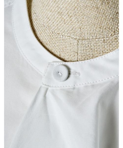 RUMCHE(ラムシェ)の「Tuck Chief Band Collar Shirt / タックチーフバンドカラーシャツ(シャツ/ブラウス・レディース・ホワイト/サックスブルー・FREE)」の5枚目の写真
