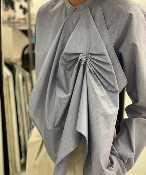 RUMCHE(ラムシェ)の「Tuck Chief Band Collar Shirt / タックチーフバンドカラーシャツ(シャツ/ブラウス・レディース・ホワイト/サックスブルー・FREE)」の3枚目の写真