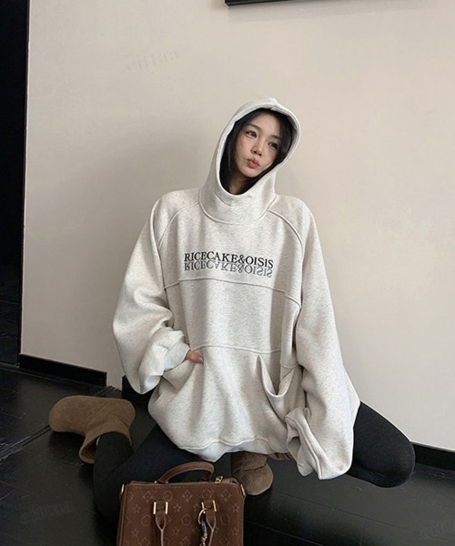 Dalfwin(ダールフィン)の「韓国ファッション RICECAKE刺繍ロゴハイネックフーディー(パーカー・レディース・ライトグレー/ブラック・FREE)」の1枚目の写真