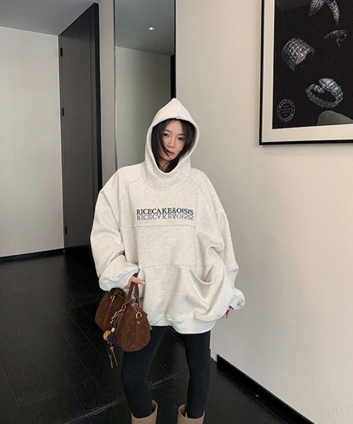 Dalfwin(ダールフィン)の「韓国ファッション RICECAKE刺繍ロゴハイネックフーディー(パーカー・レディース・ライトグレー/ブラック・FREE)」の15枚目の写真