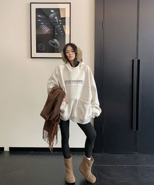 Dalfwin(ダールフィン)の「韓国ファッション RICECAKE刺繍ロゴハイネックフーディー(パーカー・レディース・ライトグレー/ブラック・FREE)」の18枚目の写真