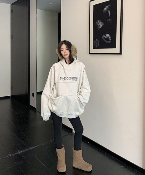 Dalfwin(ダールフィン)の「韓国ファッション RICECAKE刺繍ロゴハイネックフーディー(パーカー・レディース・ライトグレー/ブラック・FREE)」の19枚目の写真