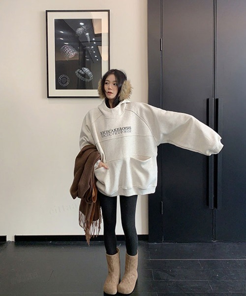Dalfwin(ダールフィン)の「韓国ファッション RICECAKE刺繍ロゴハイネックフーディー(パーカー・レディース・ライトグレー/ブラック・FREE)」の20枚目の写真