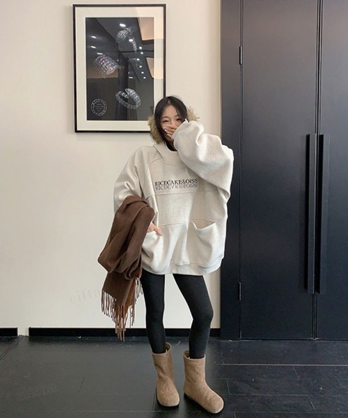 Dalfwin(ダールフィン)の「韓国ファッション RICECAKE刺繍ロゴハイネックフーディー(パーカー・レディース・ライトグレー/ブラック・FREE)」の21枚目の写真